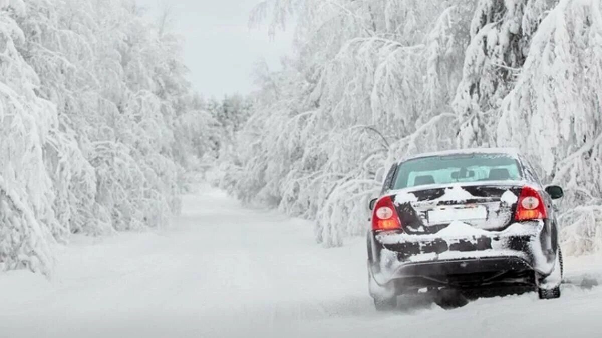 Автомобиль в снегу. Машина зима. Автомобиль зимой. Автомобиль снег дорога.