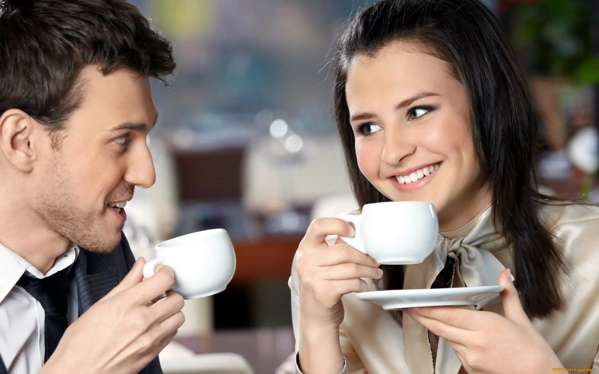 Женщина получает удовольствие от мужчины. Беседа за чашкой кофе. Человек пьет кофе. Мужчина и женщина пьют чай. Человек с чашкой кофе.