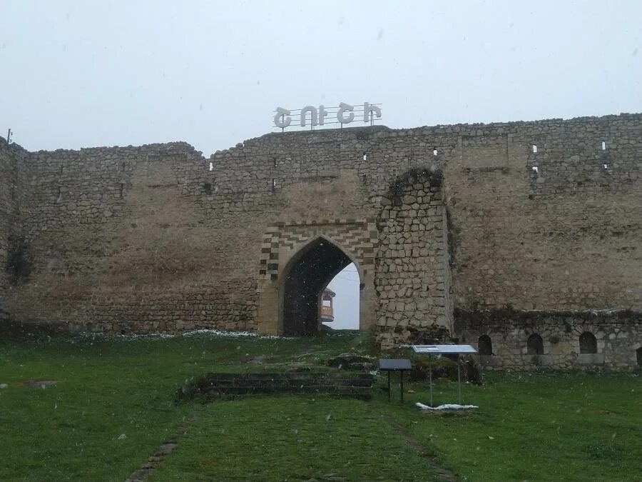 Ани столица древней армении. Древнеармянский город 3 буквы. Сардарский дворец ереван. Клинопись эребуни. Шушинская крепость азербайджан.