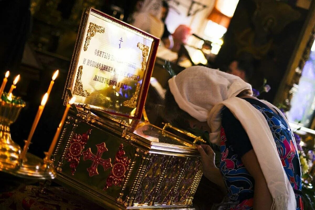 Икона святой матроны московской в покровском монастыре. Как правильно прикладываться к иконе. Поклонение мощам в православных храмах. Казанская площанская икона божией матери. К мощам матроны.