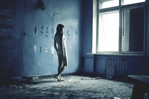 В комнате стоят трехногие