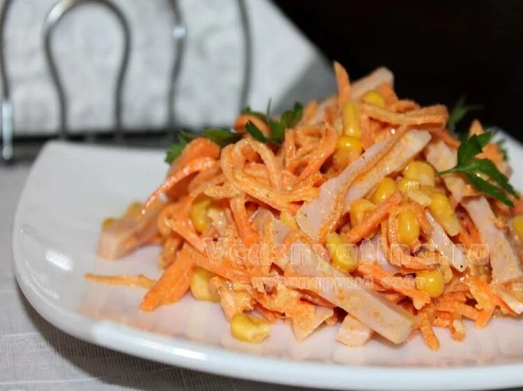 Ветчина и морковь. Салат с ветчиной и корейской морковью и огурцом. Ветчина и морковь. Салат с корейской морковкой копченой курицей кукурузой огурцом. Ветчина и морковь.