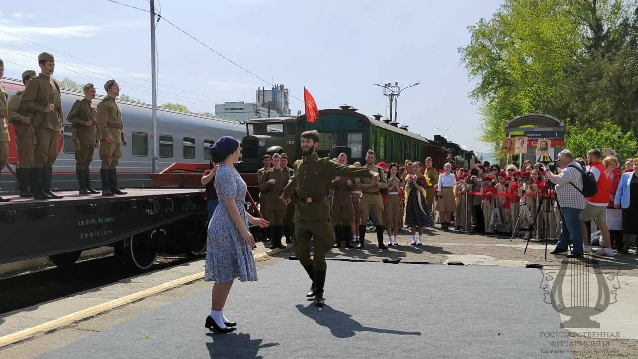 Станция черкесск. Поезд Победы Пятигорск 2023. Поезд Победы Черкесск. Ретро поезд победа 2022. Ретро поезд Абхазия 2022.