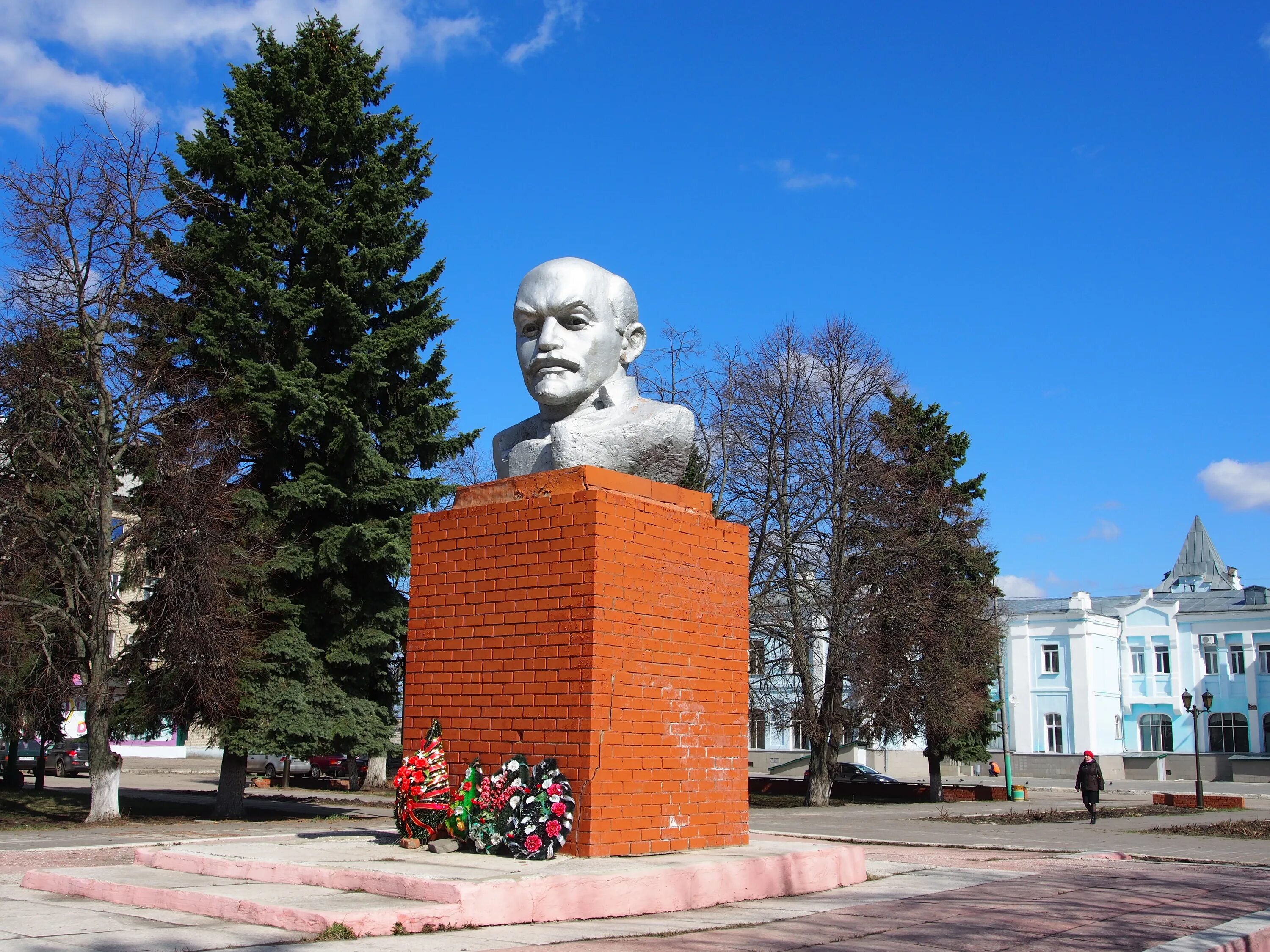 Улица города ртищево. Памятник Ленину Воткинск. Памятники Ленину в Саратовской области. Памятник Ленину на улице Ленина. Кавалерово памятник Ленину.