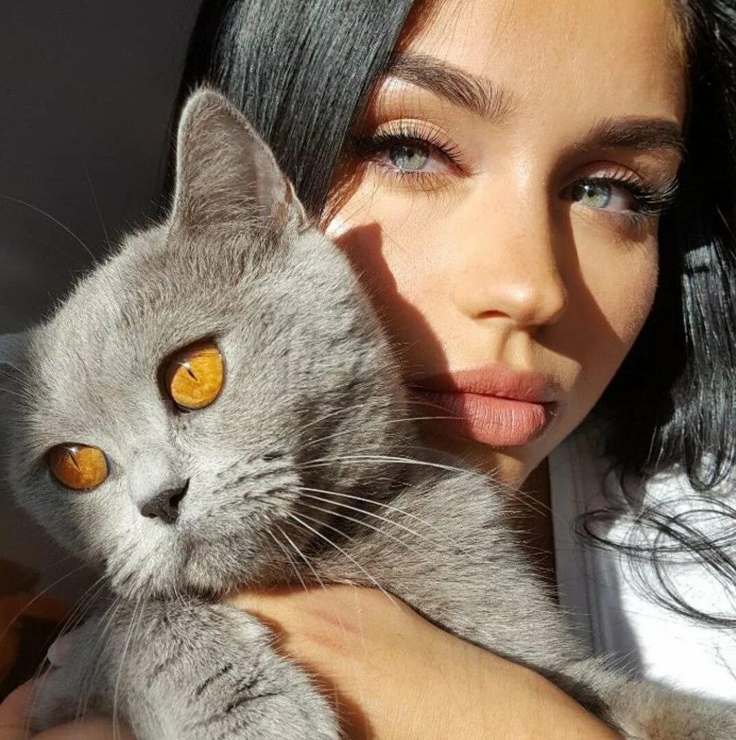 Фотосессия с кошкой. Фотосессия котят. Фотосессия с кошкой. Девушка называет котенком. Девушка с котенком на руках.