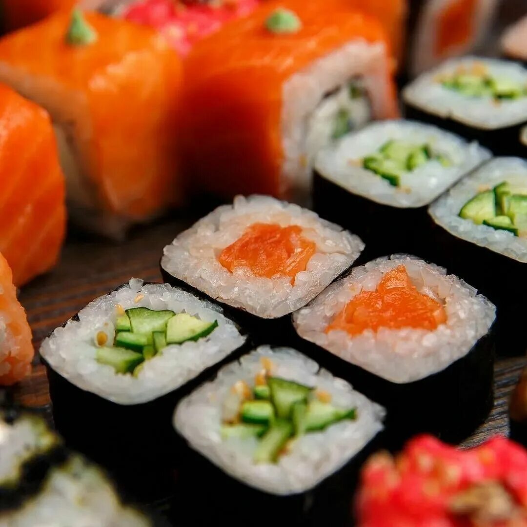 польза суши. самые красивые роллы. роллы полезная еда. чем полезны роллы. японские роллы.