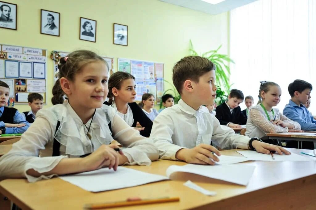 Занятия в школе 26 февраля. Школьники в классе. класс с учениками. дети на уроке. урок в школе.