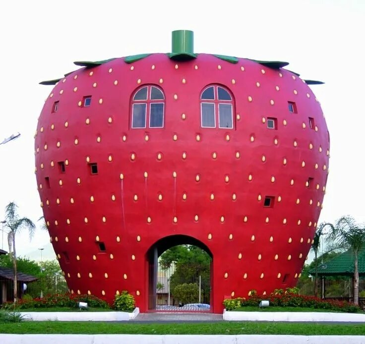 Unusual buildings. Вепион музей клубники. Музей клубники в Бельгии. Необычный дом. Необычные домики.