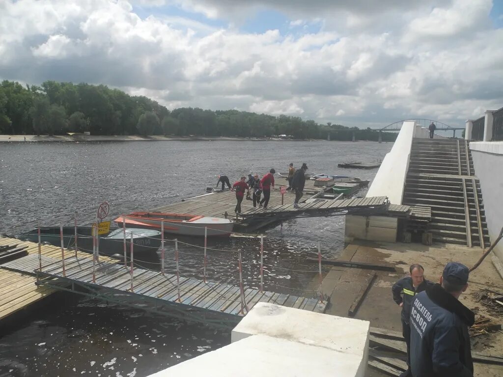 Уровень воды сож в славгороде сегодня реке. Река СОЖ Гомель парк. Г. Гомель, пешеходный мост на реке СОЖ.. Мост река СОЖ Беларусь. Набережная Сожа в Гомеле.