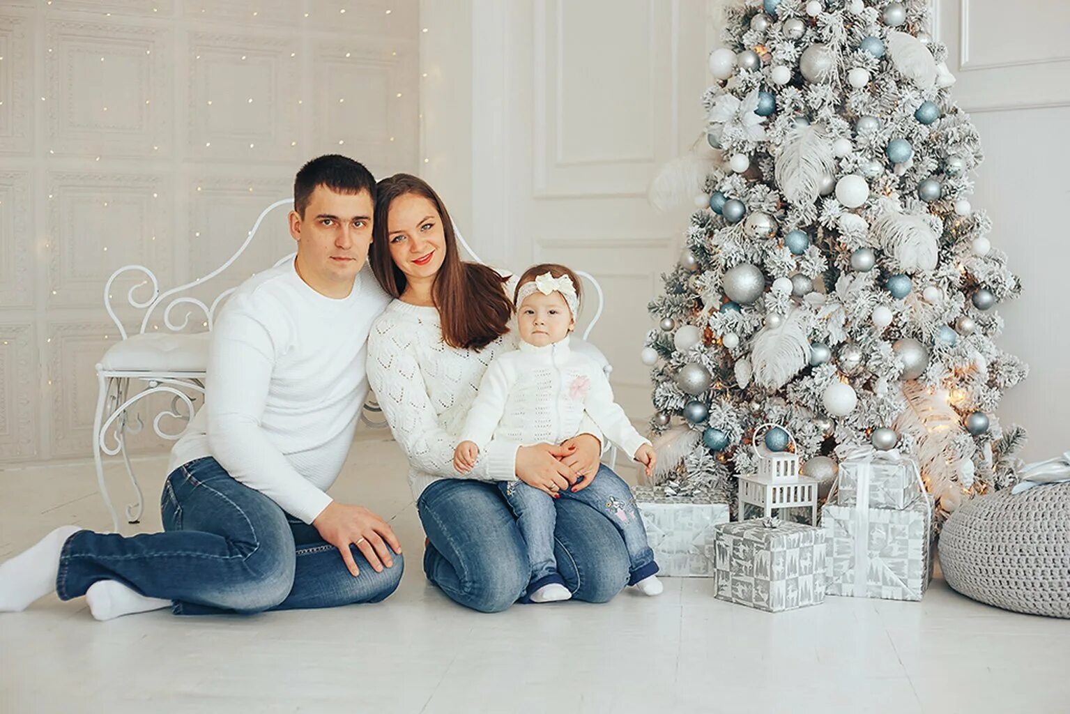 Новогодние семейные образы. Новогодняя фотосессия семейная. Новогодняя семейная фотосессия в студии. Новогодняя фотосессия семейная образы. Образы для семейной фотосессии в студии.