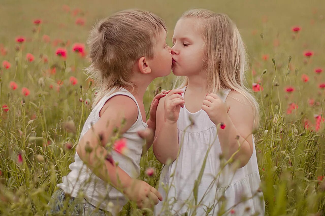 Любовь к ребенку. Дети мальчик и девочка. Счастливые мальчик и девочка. Дева мальчик. Дети пальчик и девочка.