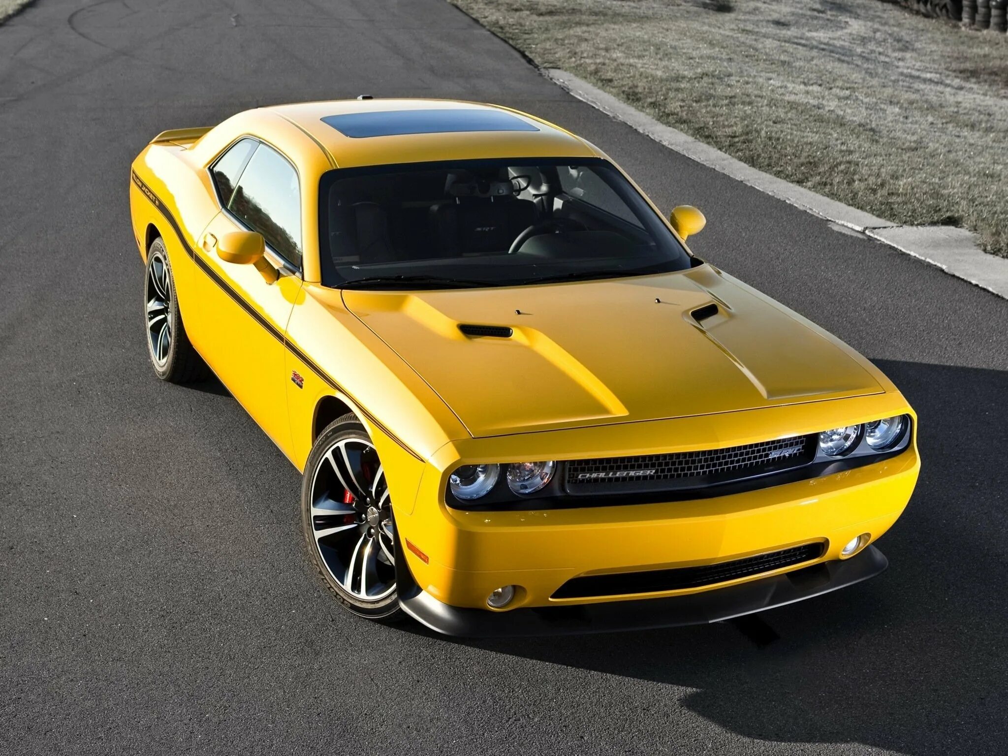 Машина додж челленджер. Шевроле Додж Челленджер. Додж Challenger srt8. Dodge Challenger srt8 392. Додж Челленджер СРТ 8 желтый.