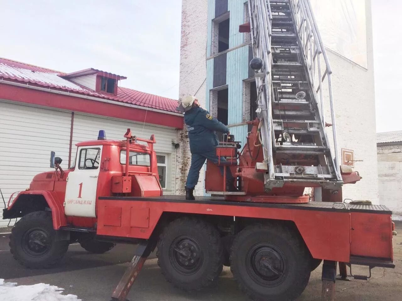 Подъем спуск по автолестнице разрешается