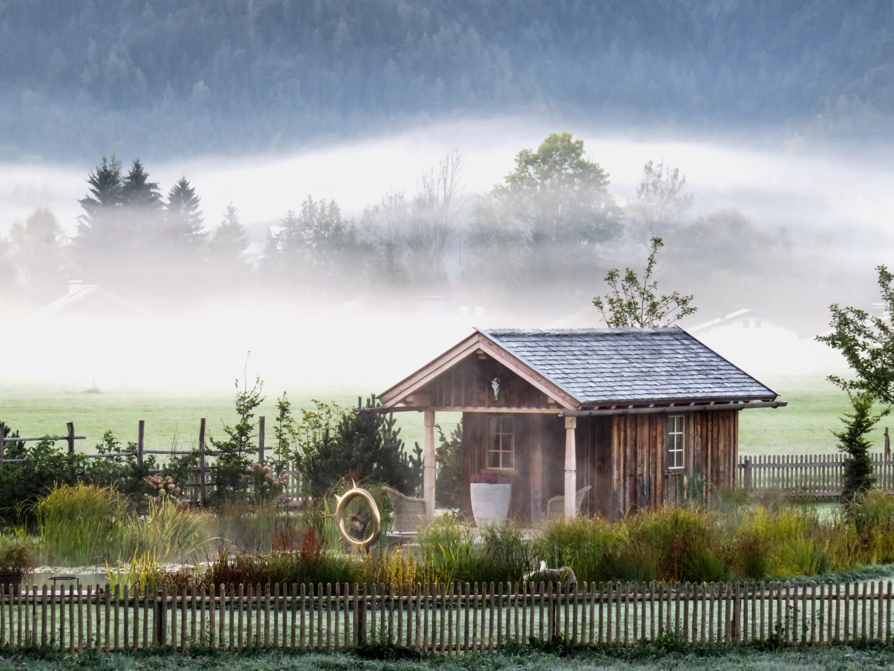 Земля с дома утро. Дом в тумане. Шикарные дома в тумане. Домик утро. Загородный домик в тумане.