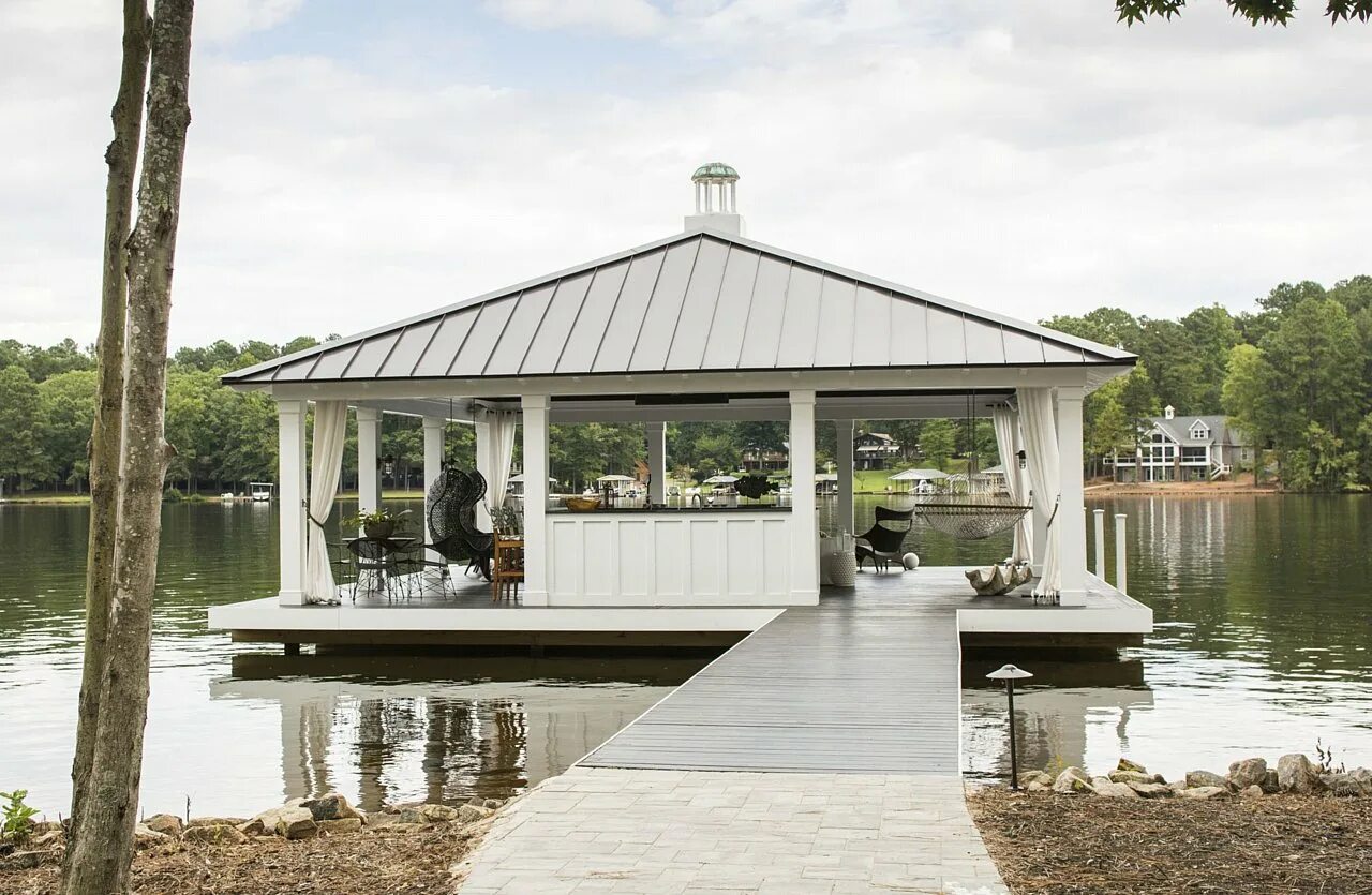 Веранда на воде. Суханово усадьба у воды. Ресторан на патриарших прудах на воде. Веранда на воде. Безрамное остекление шале.