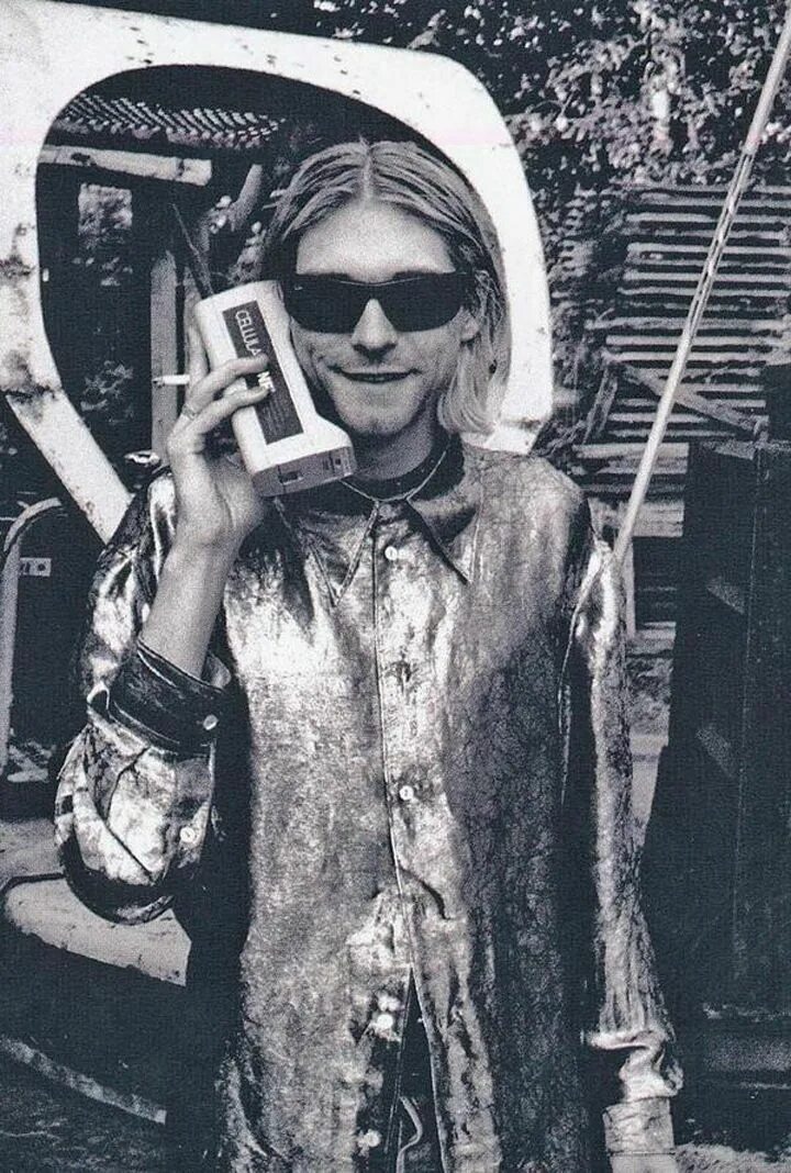 Kurt Cobain on stairs Musica