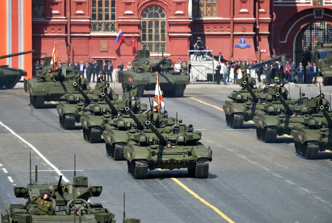 Парад войск в москве. Парад военной техники на красной площади 9 мая. Парад Победы на красной площади в Москве танки. Парад Победы на красной площади техника. Парад Победы Москва танки.