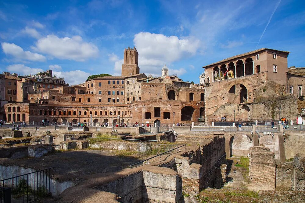 Первый и второй рим. Руины Капитолия Рим. Капитолийский холм развалины Рим. Капитолий в Риме в древности. Базилика Нептуна в Риме.
