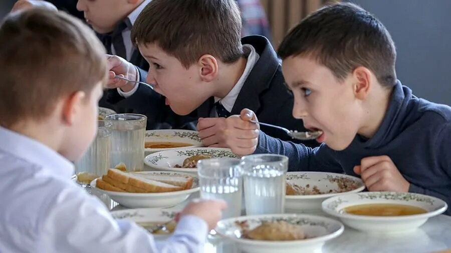 Еда в школьной столовой. Дети в школьной столовой. Питание в школе. Есть ли бесплатные обеды в школе. Дети в столовой.