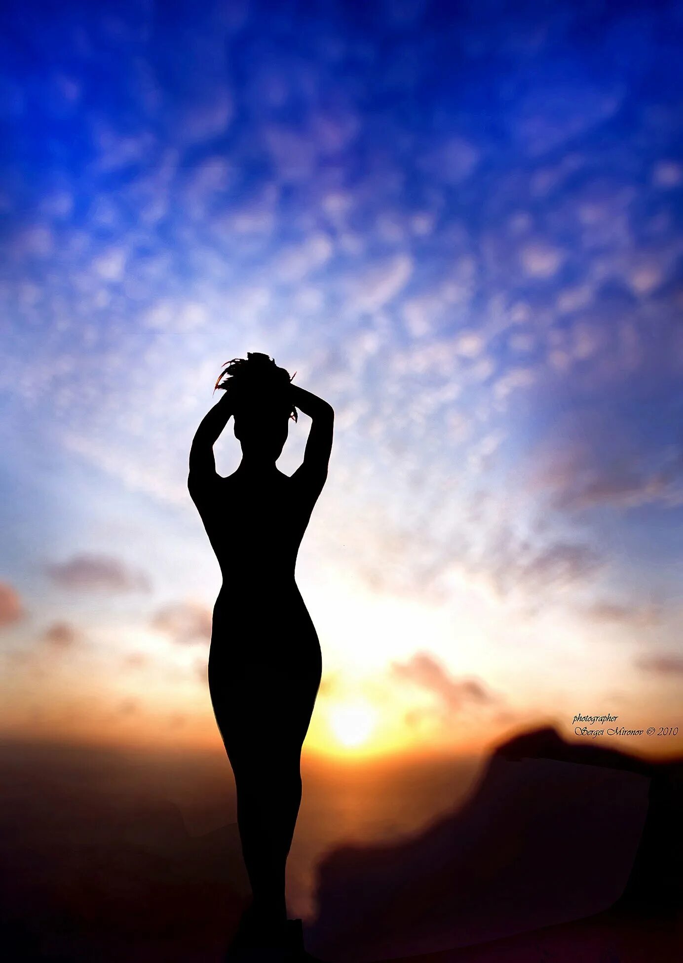 Силуэт девушки с короткими волосами. Силуэт девушки с короткими волосами. Женский силуэт со спины. Силуэт девушки со. Силуэт девушки с каре.