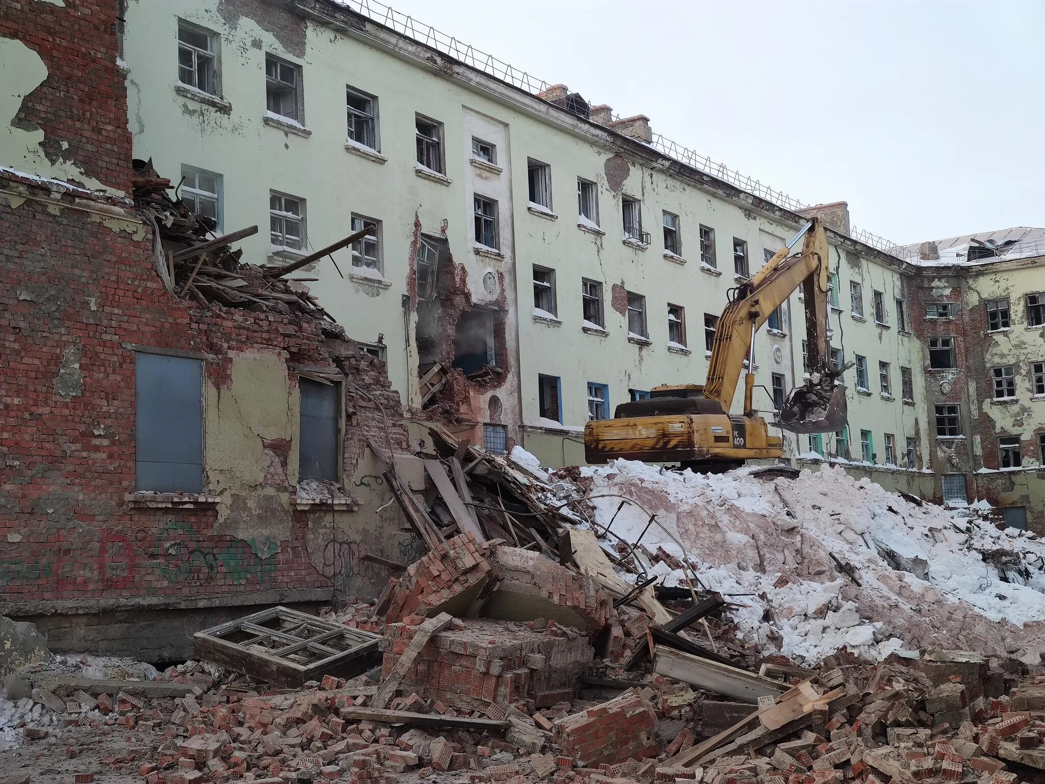 Демонтаж старых зданий и сооружений. Норильск снесенные пятиэтажки. Снос аварийного жилья. Снос дома. Снос телефона.