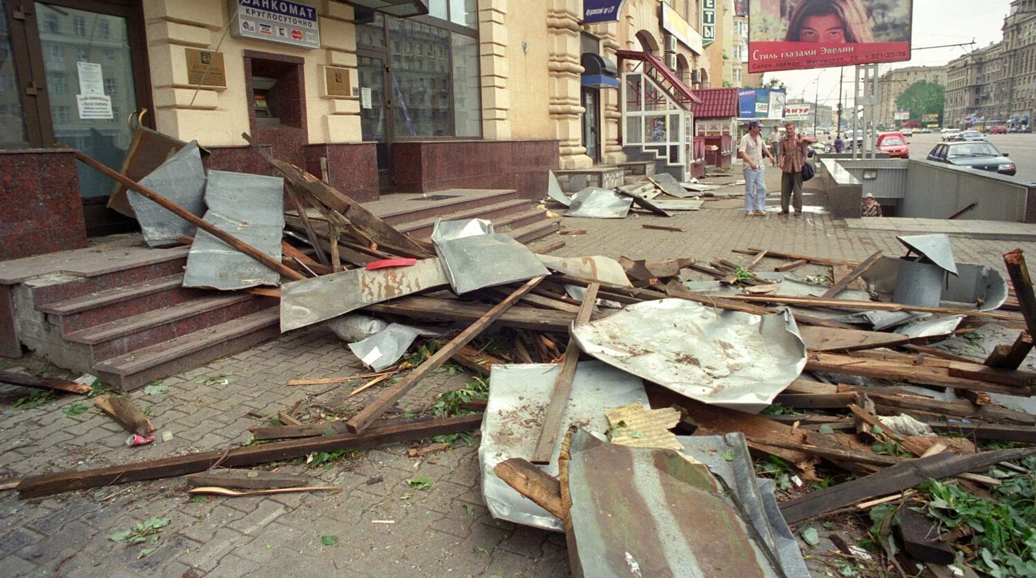 30 июня 1998 681. Московский ураган 1998 года. Ураган в Москве в июне 1998. Ураган в Москве 1998г. Ураган 98 года в Москве.