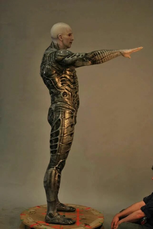 Инженер тела. Инженер тела. Строитель со спины в полный рост. Инженер тела. Инженер тела.