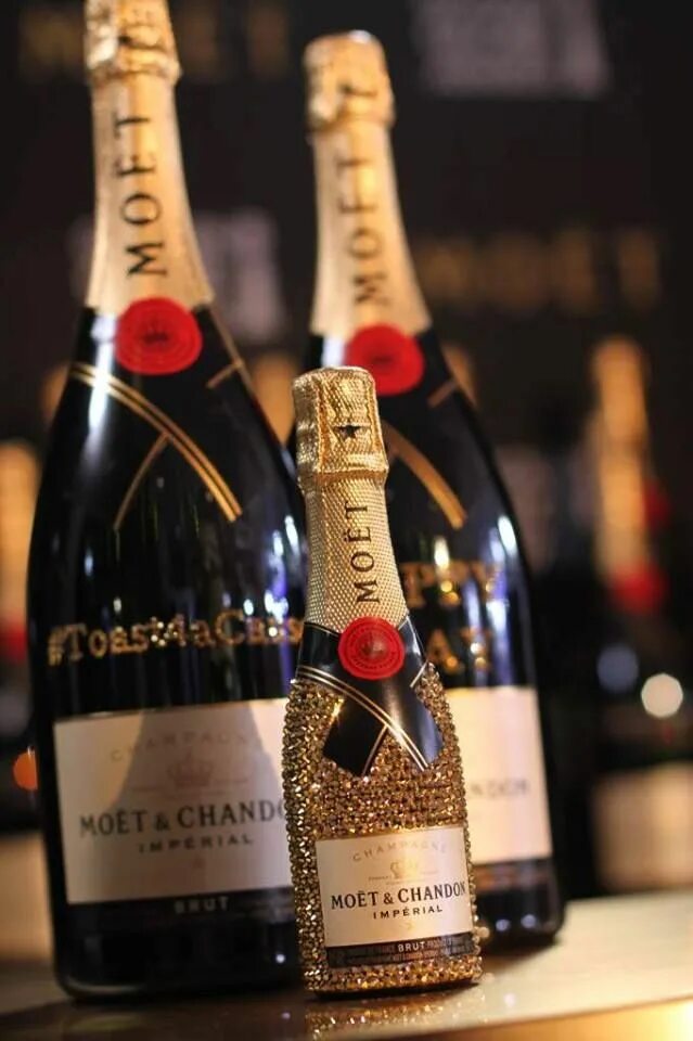 Бутылка Chandon шампанское. Шампанское две бутылки. Мини шампанское. Бутылка moet Chandon с бокалом.