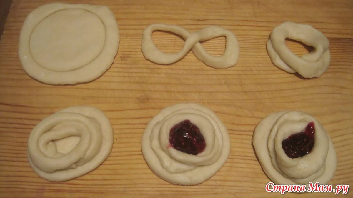 Как красиво сформировать булочки. Булочки с джемом как заворачивать. Форма булочек с джемом из дрожжевого. Булочки с малиновым джемом. Булочки с повидлом формы.