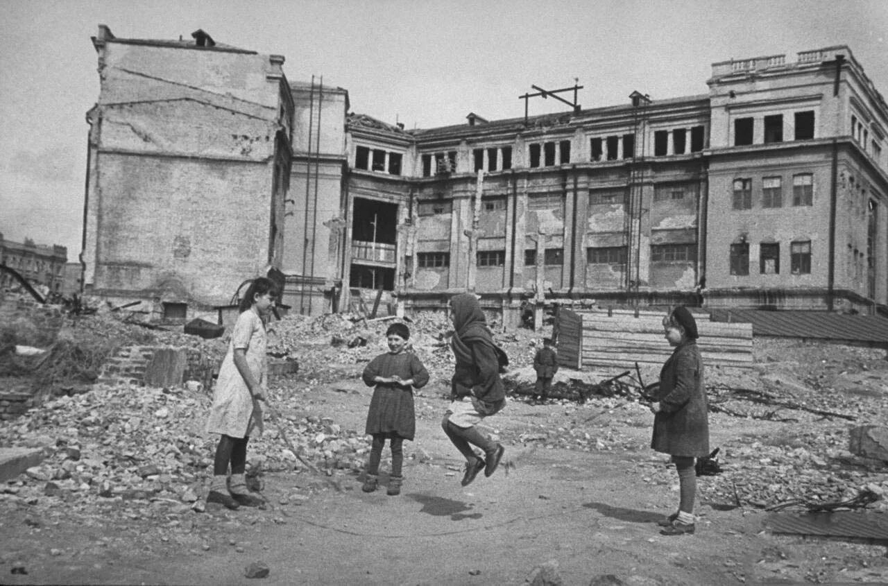 Жизнь во время войны и после. Сталинград после войны 1947. Сталинград в 1947 году. Сталинград после войны 1945. Сталинградская битва дети Сталинграда.