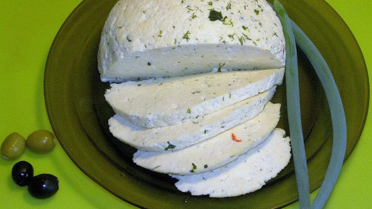 Сделать домашний сыр из творога рецепт. Домашний творожный сыр с зеленью. Творожный сыр из творога с зеленью. Адыгейский сыр с травами. Домашний сыр из творога с зеленью.