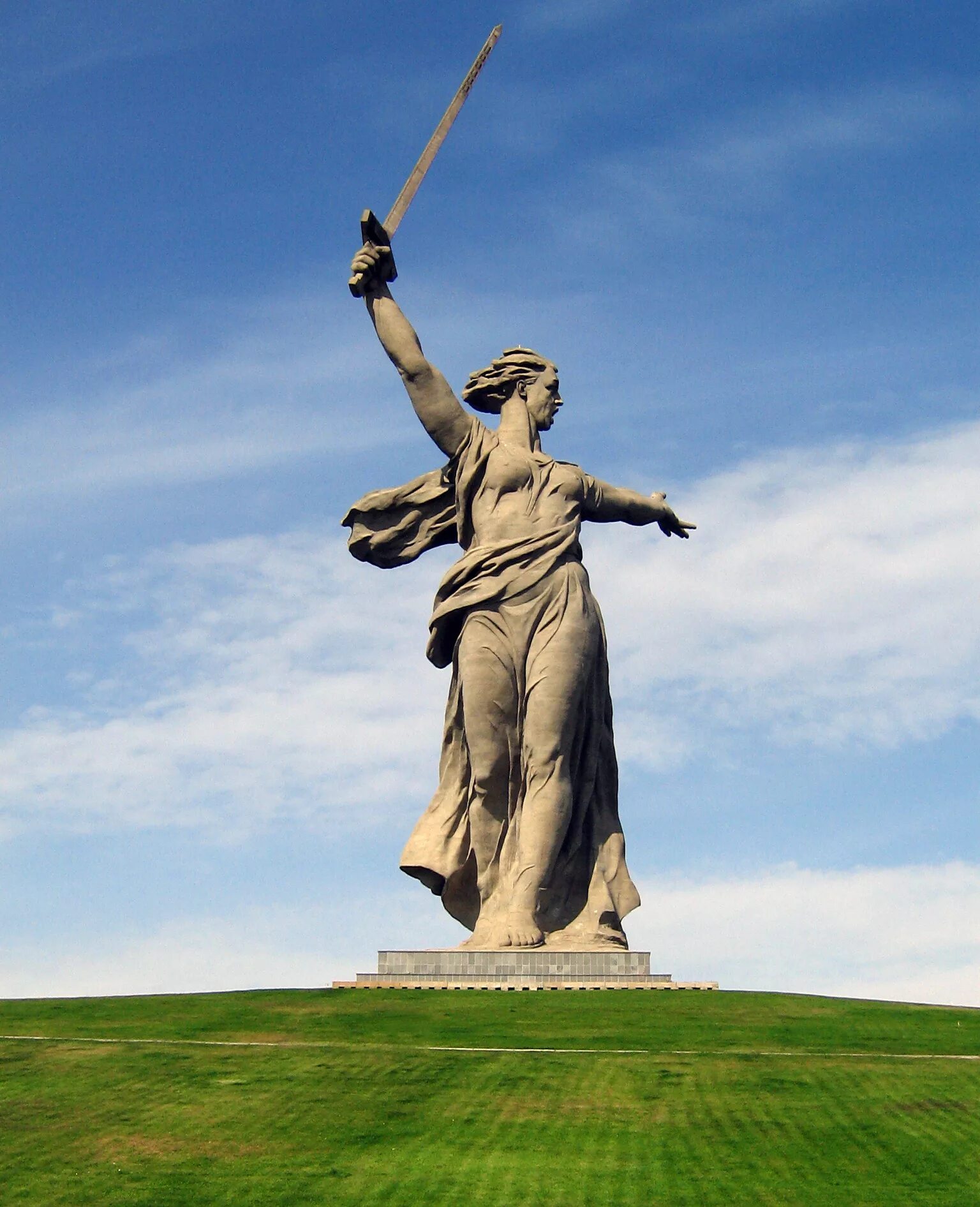 Монумент Родина мать в Волгограде. Статуя Родина-мать в Волгограде. Памятник Мамаев Курган в Волгограде. Монумент Родина мать зовёт на Мамаевом Кургане.