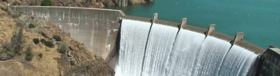 Падающая вода с плотины. Гэс. гидроэлектростанция. прорыв плотины. вода падает с плотины.