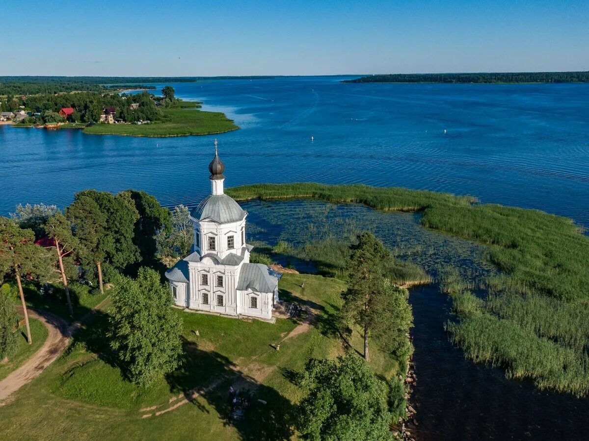 Осташков озеро селигер. Валдай Нило Столобенская пустынь. Валдай оз Селигер. Тверская область остров Селигер. Озеро Селигер Тверская область.