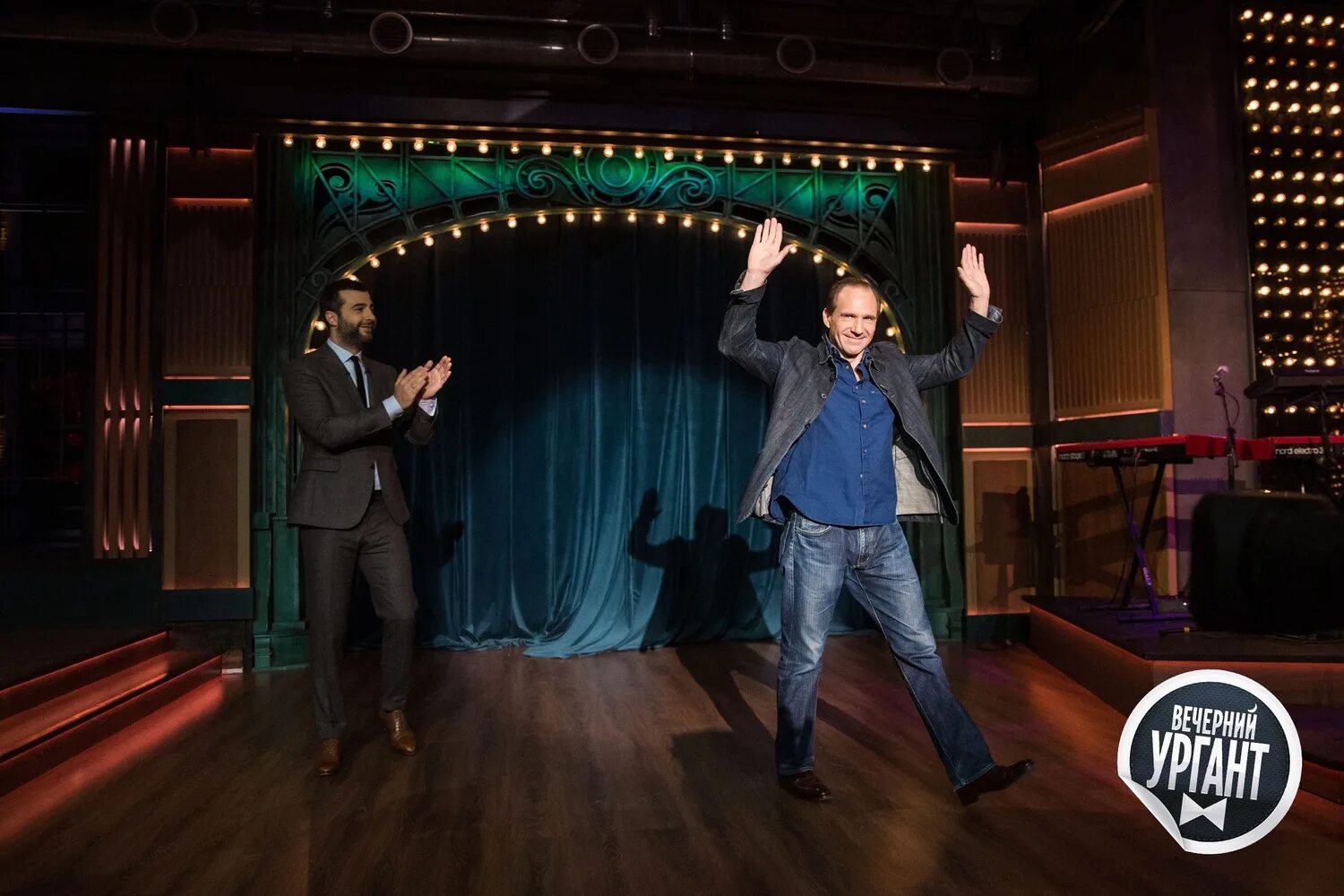 Вечерний ургант выход. Алексей ургант. Иван ургант вечерний 2021. Студия ивана урганта вечерний ургант. Вечерний ургант 2021.