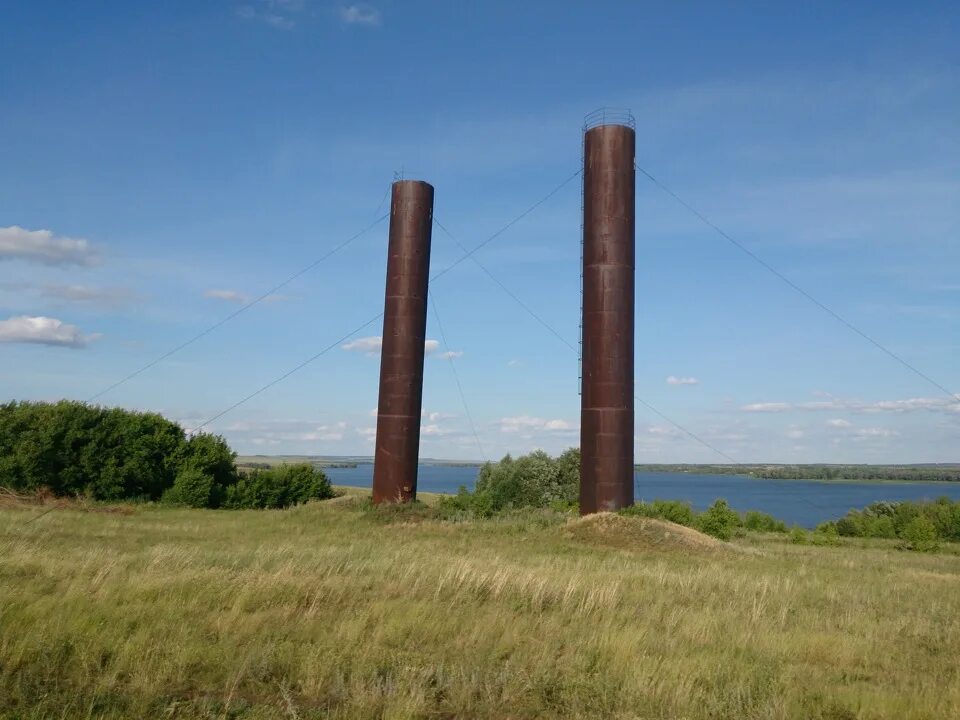 Торчащие из земли трубы. Труба торчит из земли. Железная труба в поле. Труба торчащая из земли в лесу. Для вбивания трубы в землю.