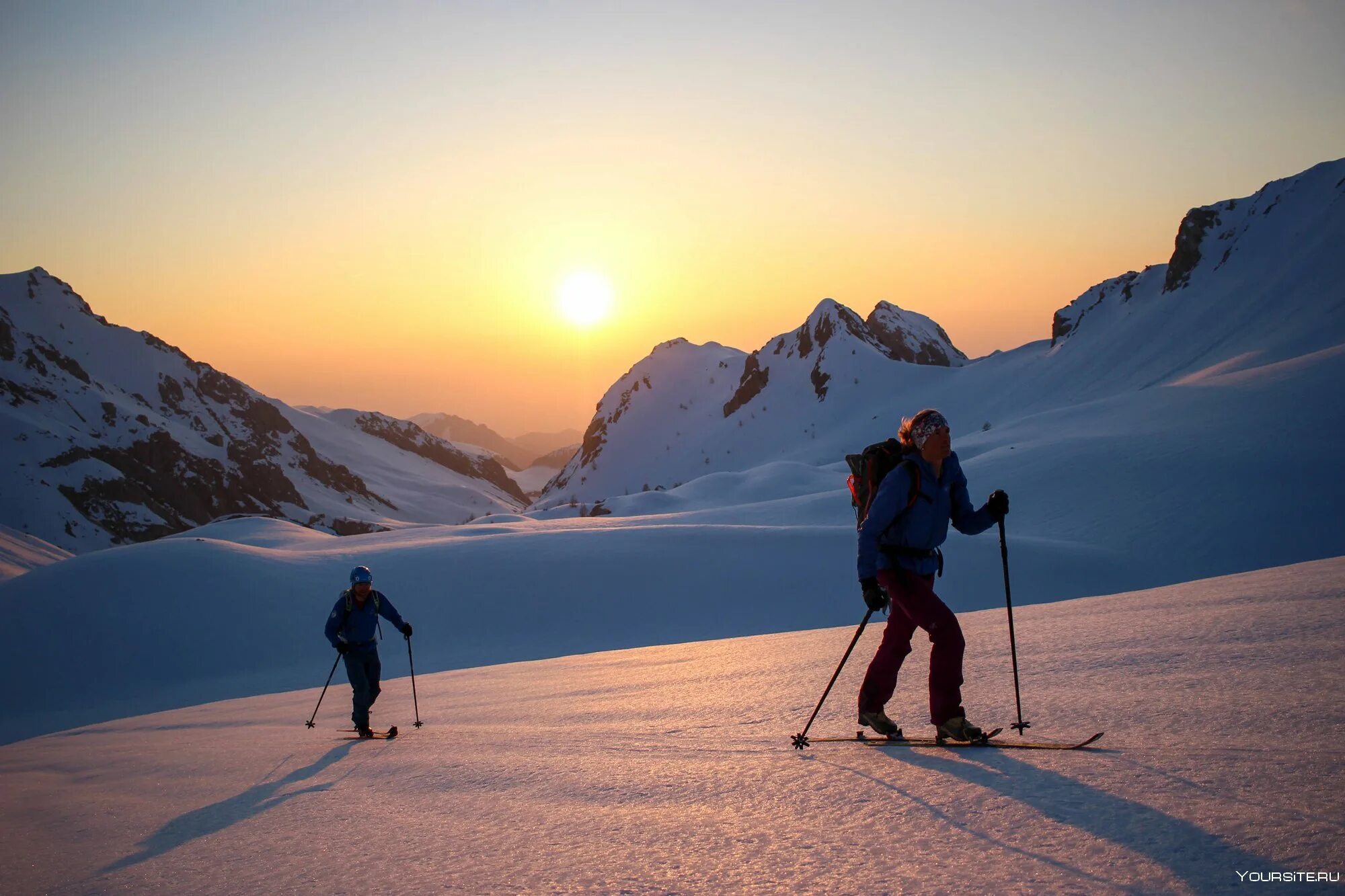 Развитие горнолыжного туризма. Лыжный спорт скитур. Мамдзышха скитур. Лыжный поход. Туристические лыжи.