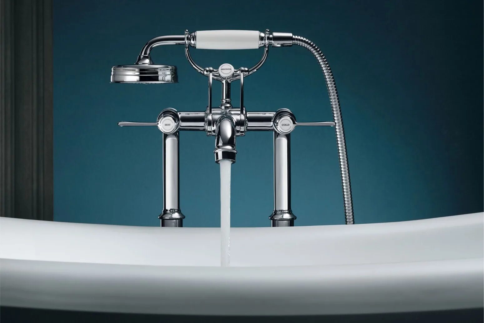 Ванна с длинным краном. Смеситель Axor Montreux для душа. Hansgrohe Axor смеситель для ванны. Душевой шланг Axor 28116000. Лейка Axor Montreux.