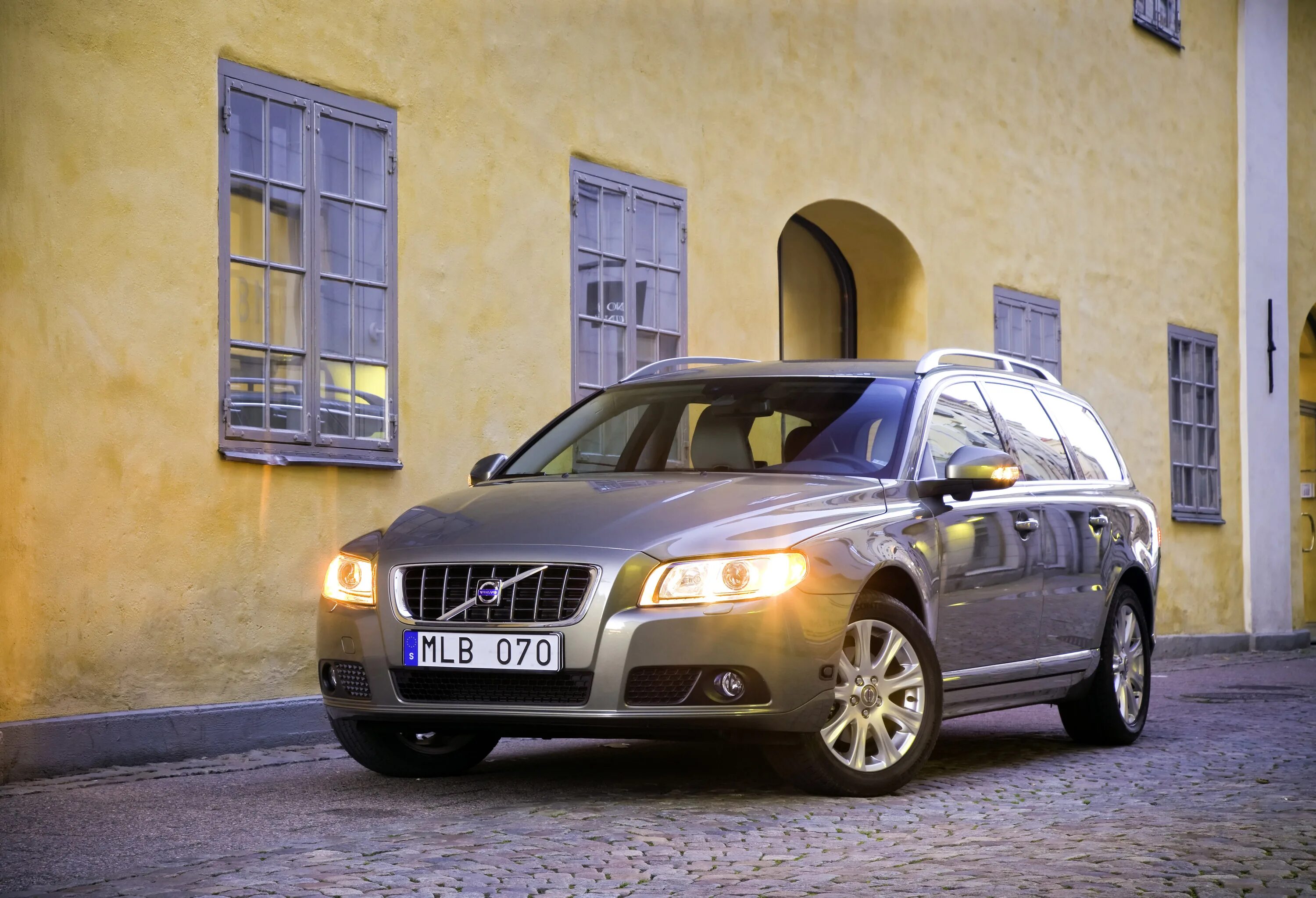 Вольво чья страна. Volvo v70 2010. Volvo v70 2007. Вольво v70 новая. Volvo v50.