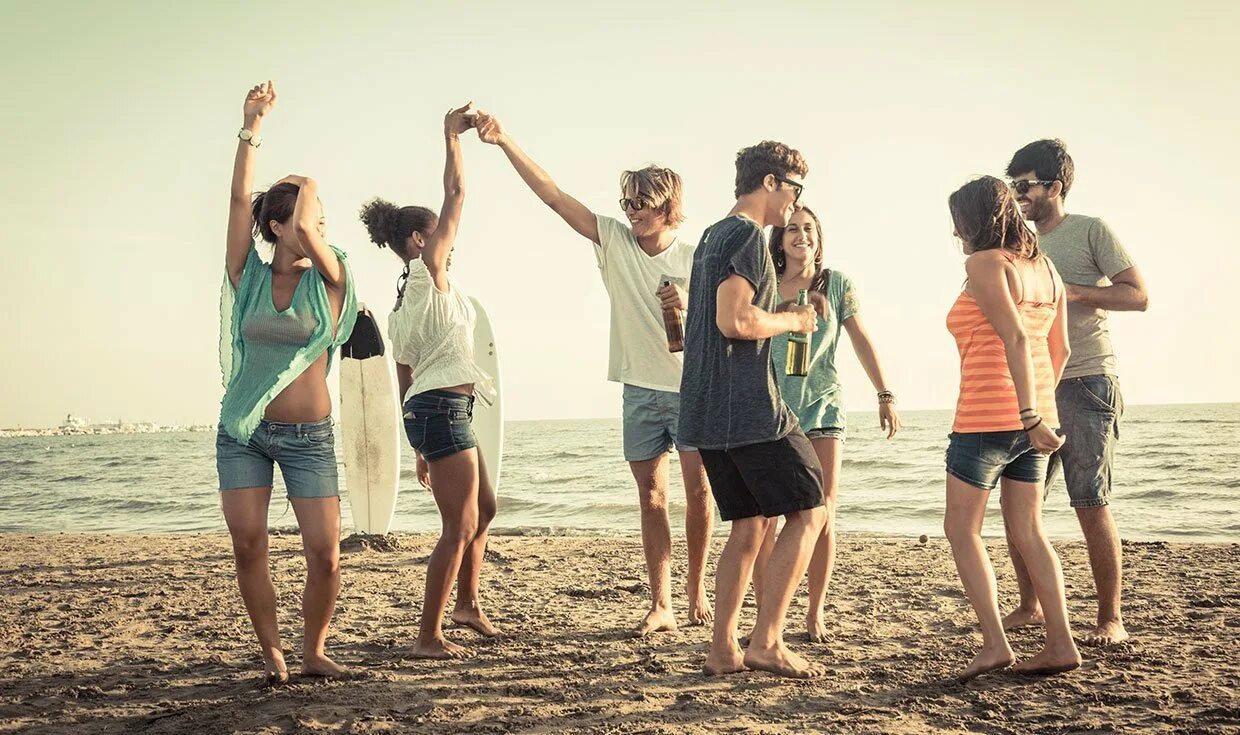 Лето с друзьями. Лето пляж люди. Веселье на природе. Компания людей на пляже.
