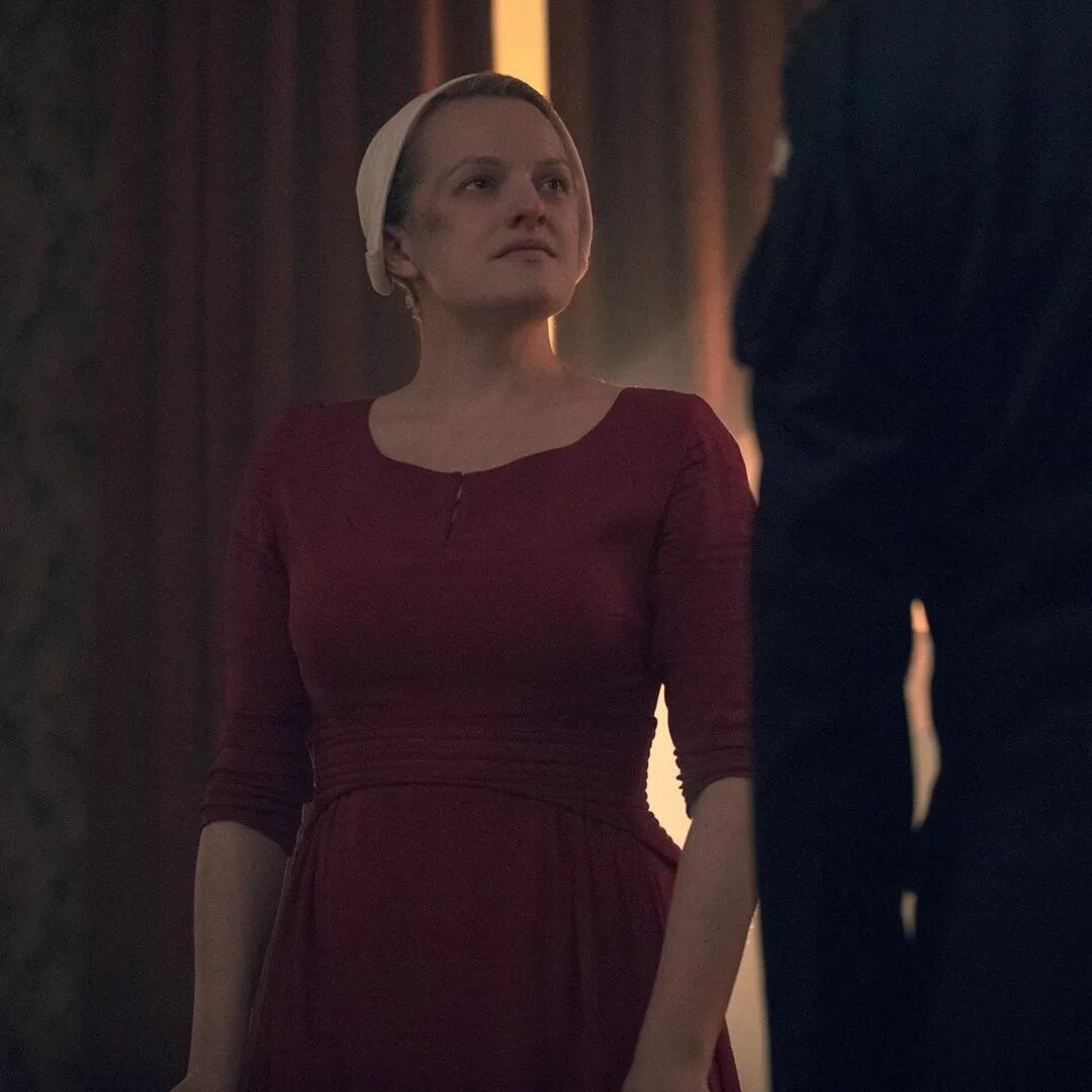 Handmaid's tale handmaids. джун осборн. рассказ служанки сериал. рассказ служанки джун. элизабет мосс и джозеф файнс.