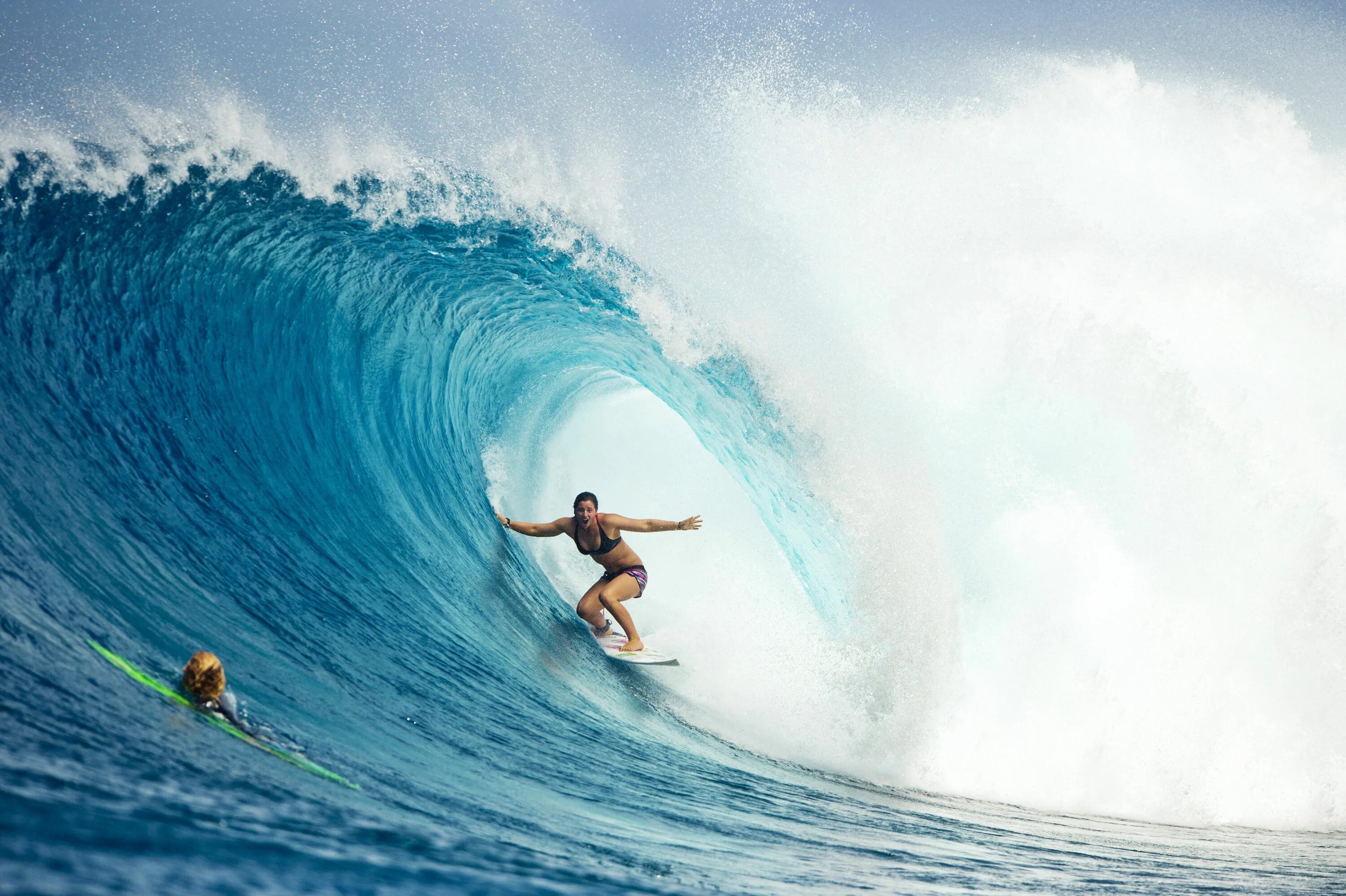 Wave travel. Волна путешествий. Tyler Wright surfing. С днём рождения серферу. Падающая волна серфинг женщина.