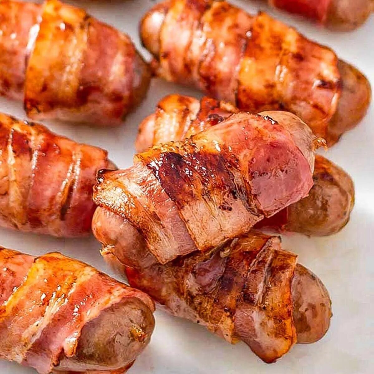Bacon-Wrapped Chipolatas. Беконовые рулетики. Сардельки в беконе. Сосиски в беконе. Рецепты бекон с начинкой