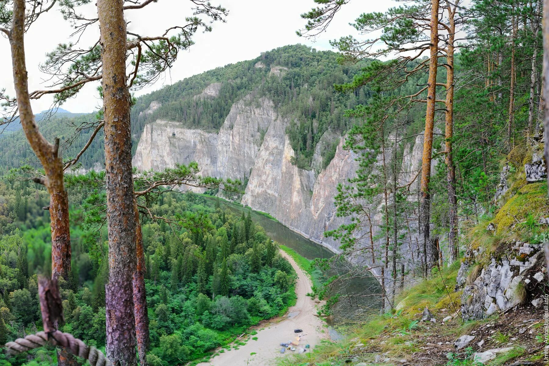 Мамбет гора Башкирия. Скала Мамбет Башкирия. Мамбет скала горы зима. Мамбет Башкирия зимой.