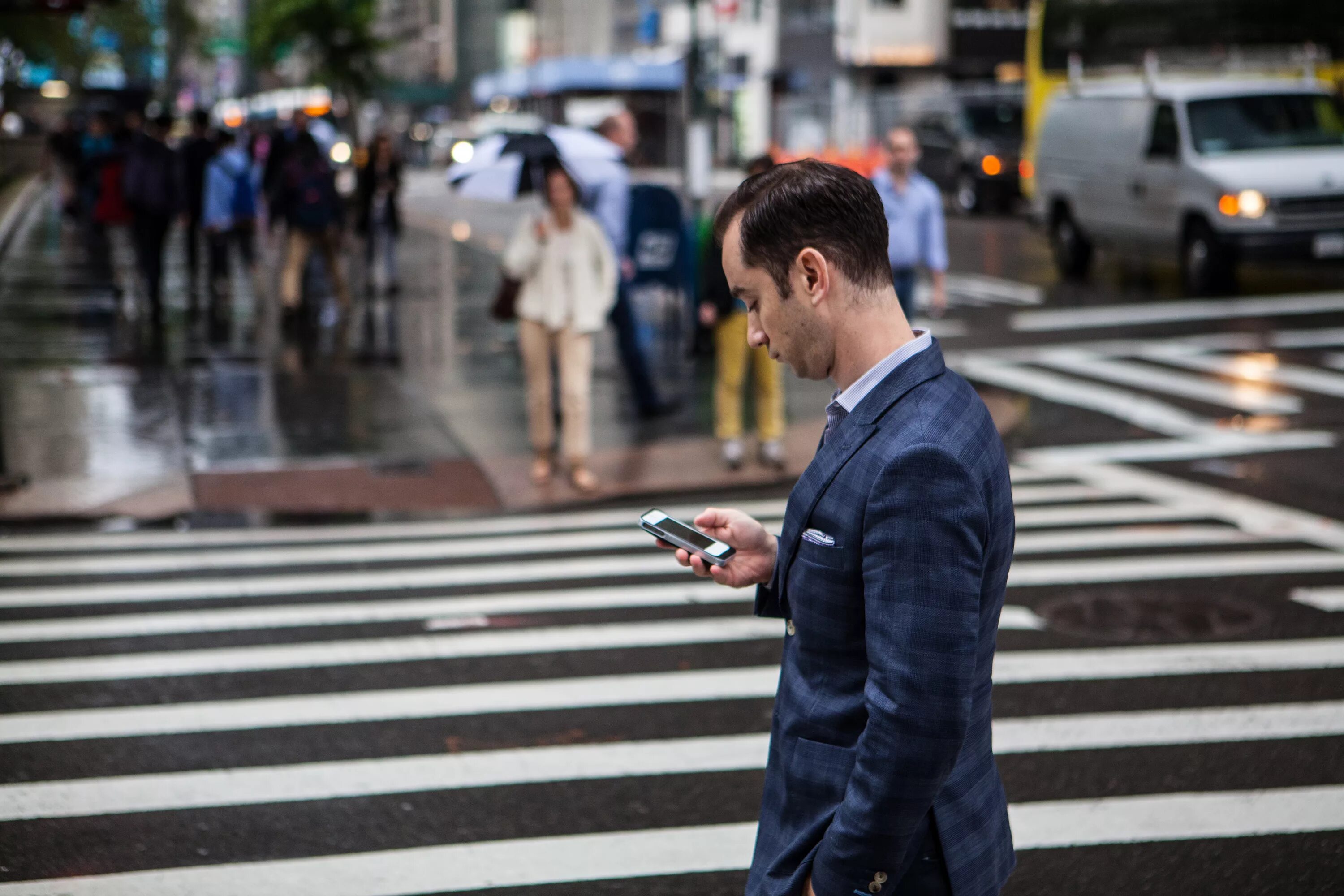 Люди на пешеходном переходе. Пешеход с телефоном. Человек пешеход. Мужская фотосессия на пешеходном переходе.