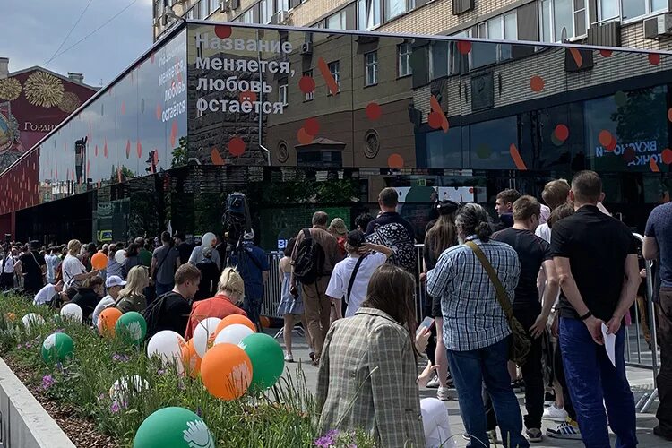 Когда открылся мак. Когда открылся мак. Очередь в московский макдональдс 1990. Макдональдс на пушкинской москва 1990 очередь. Макдональдс в 1990 году в москве.