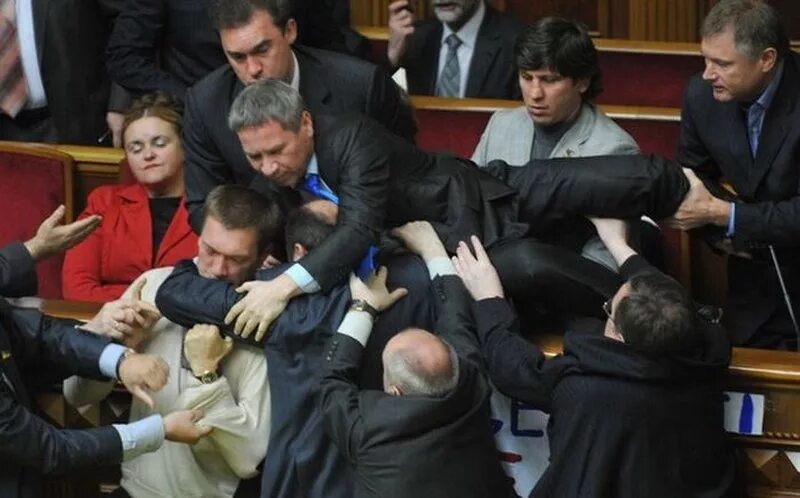 Драку депутатов