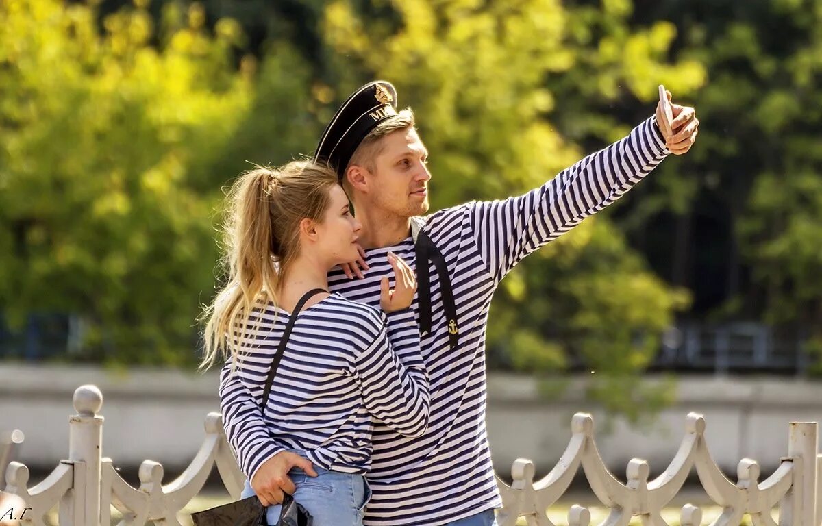 Русская тельняшка. Песня жизнь как тельняшка. Морячка и моряк. Песня жизнь как тельняшка. Вечеринка в тельняшках.