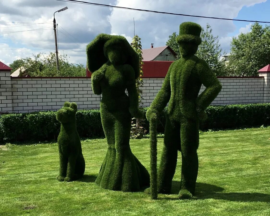 Кисловодск парк топиарные фигуры. Топиарии бачо. Зеленая скульптура. Зеленые фигуры топиари деревья. Зеленые скульптуры.