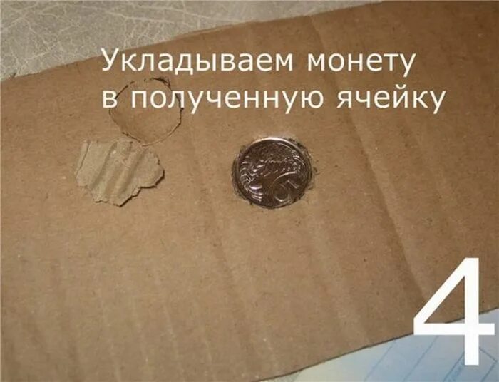 Нужно положить монету. Монеты под порогом. Отсылаем монету почтой. Монетка под порог. Зачем кладут монеты на.